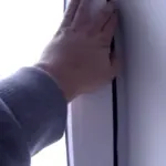 Biała pianka pod zasłoną: dlaczego warto położyć ją na parapecie?