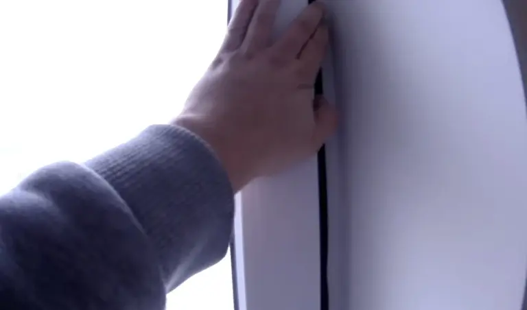 Biała pianka pod zasłoną: dlaczego warto położyć ją na parapecie?