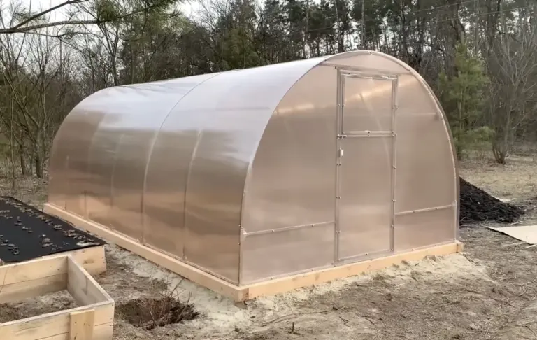 Białe płatki z paczek InPost: Ten sprytny trik uratuje szklarnię zimą