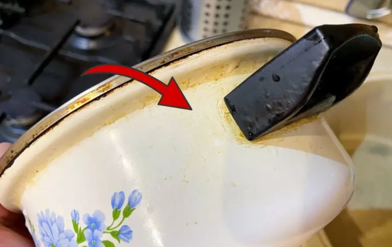 Biały osad i czarny nalot: 2 łyżki fusów odmienią Twój garnek