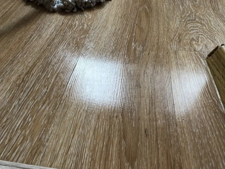 Dlaczego doświadczone gospodynie dodają nakrętkę płynu do płukania do wiadra z wodą