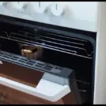 Dlaczego doświadczone gospodynie nakładają 1,5 łyżki tej mieszanki na ścianki piekarnika