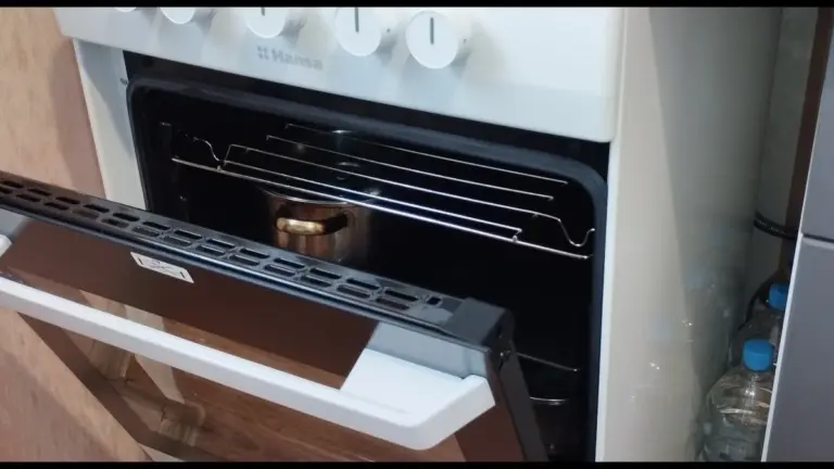 Dlaczego doświadczone gospodynie nakładają 1,5 łyżki tej mieszanki na ścianki piekarnika