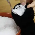 Dlaczego doświadczone gospodynie kładą skarpetkę z solą na parapecie