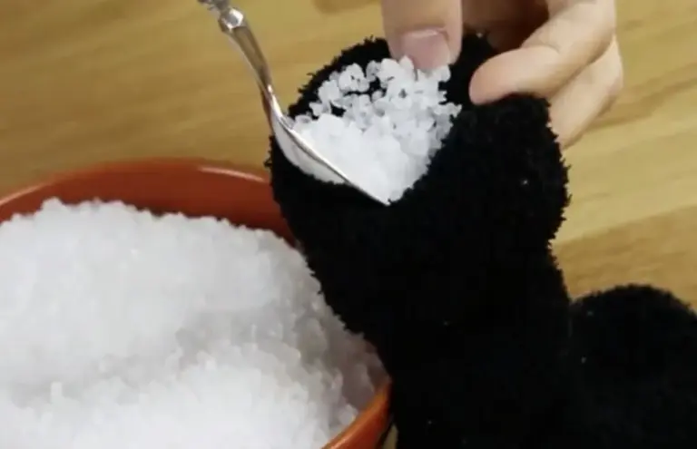 Dlaczego doświadczone gospodynie kładą skarpetkę z solą na parapecie