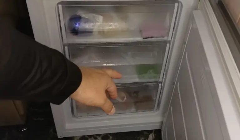 Dlaczego doświadczone gospodynie zawsze kładą kawałek folii aluminiowej w zamrażarce