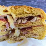 Dlaczego doświadczone gospodynie zawsze dodają oregano do ciasta na domowy chleb z mięsem