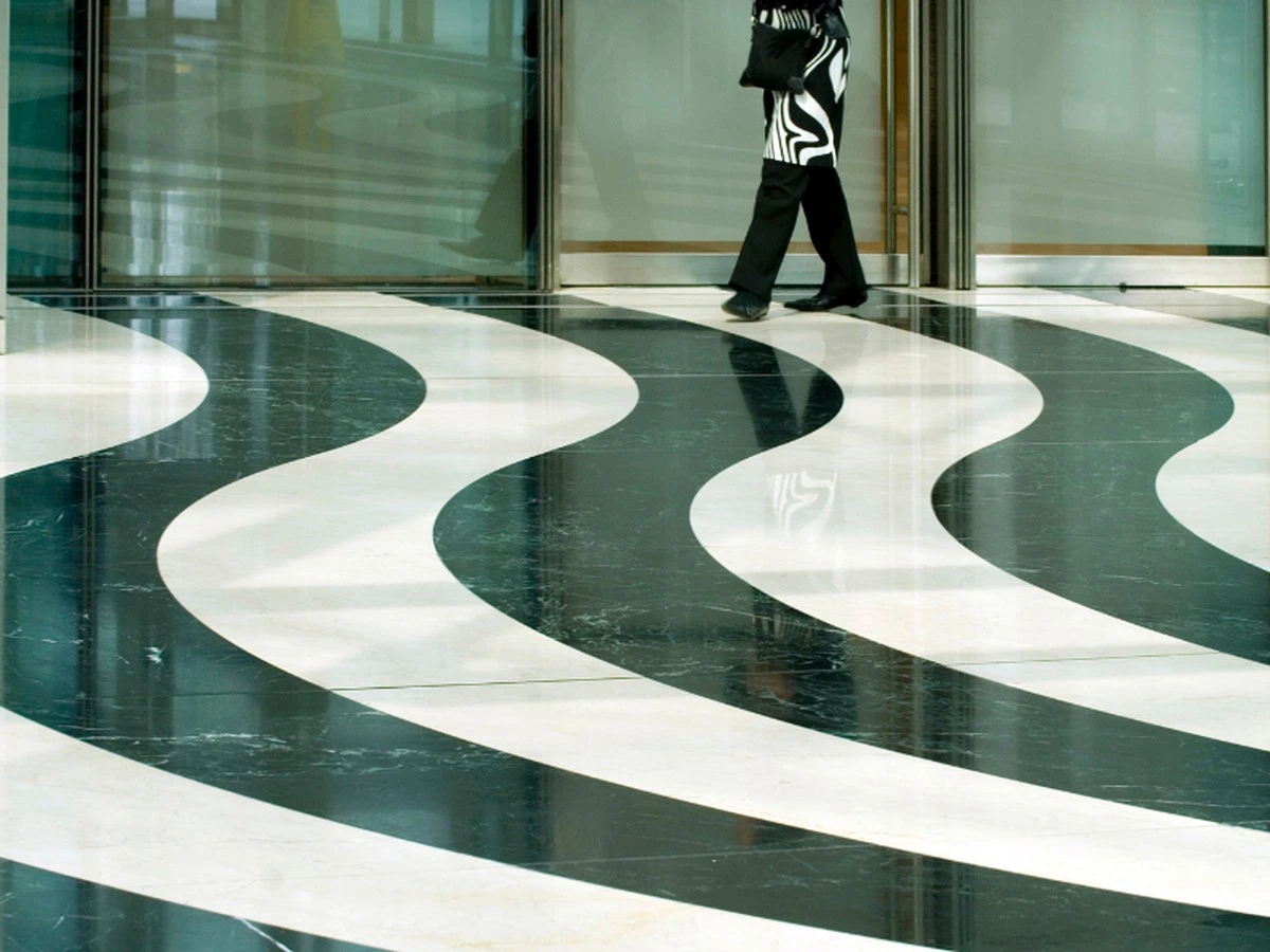 Dlaczego doświadczone gospodynie dodają nakrętkę płynu do płukania do wiadra z wodą - image 1