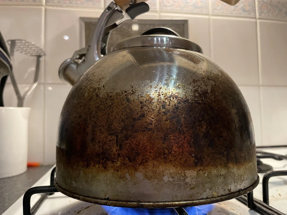 Dlaczego doświadczone gospodynie nakładają ręczniki papierowe na brudny czajnik - image 1