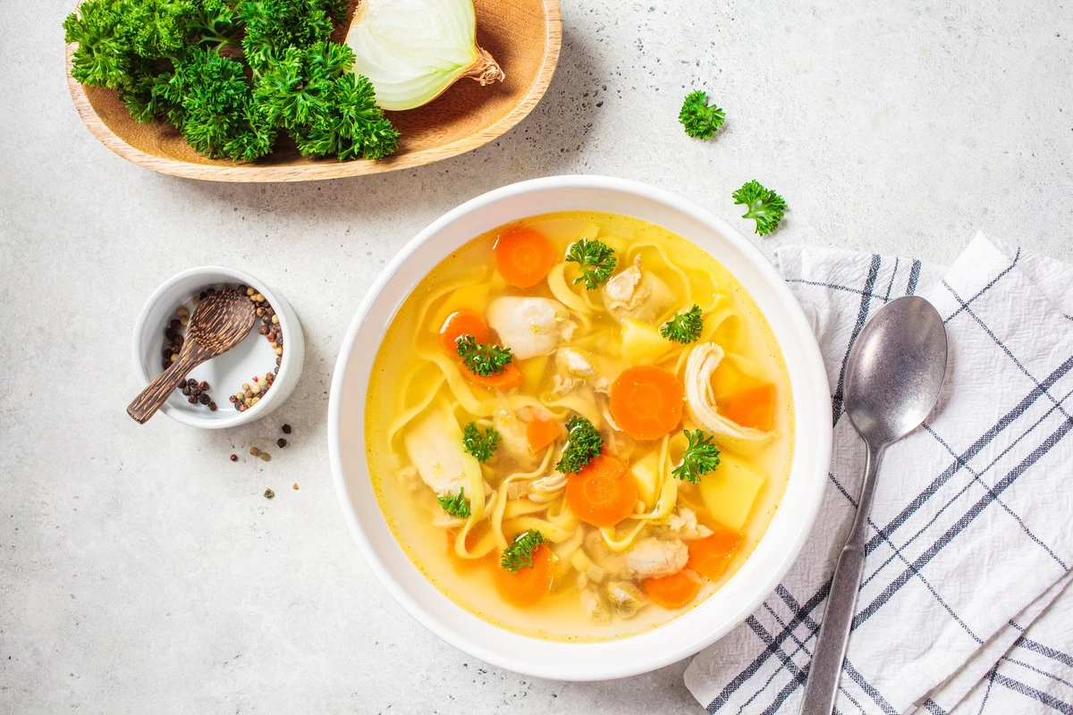 Dlaczego doświadczone gospodynie zawsze wrzucają nieobraną cebulę do bulionu - image 1