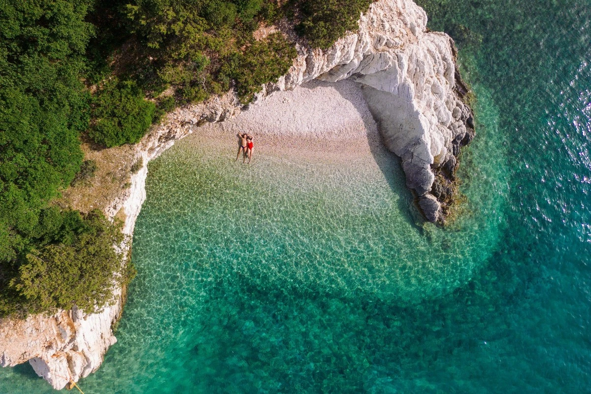 Dlaczego doświadczeni podróżnicy zamiast Majorki wybierają te 5 niszowych wysp na Morzu Śródziemnym - image 1