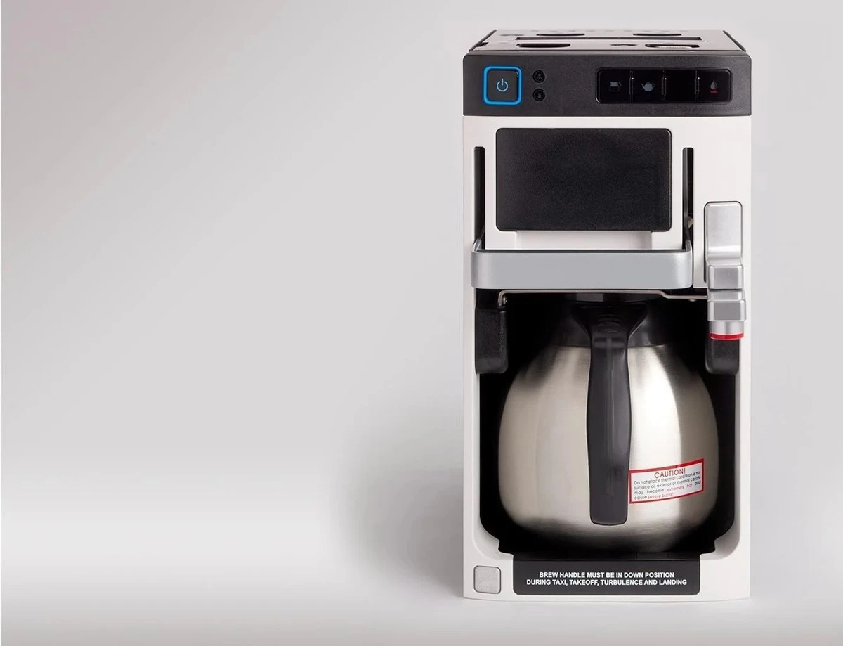 Dlaczego doświadczeni stewardzi nigdy nie piją kawy na pokładzie samolotu - image 1