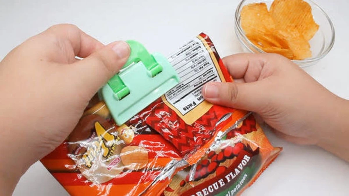 Dlaczego doświadczone gospodynie przypinają klamerki do bielizny na szafkach w kuchni - image 1