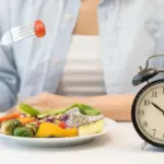 Dlaczego post przerywany u osób po czterdziestce może przynieść odwrotny skutek