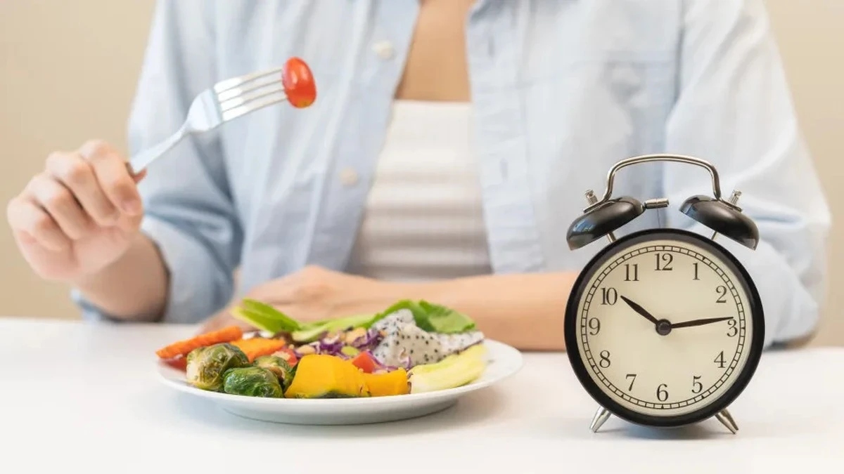 Dlaczego post przerywany u osób po czterdziestce może przynieść odwrotny skutek