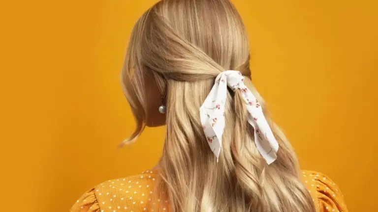 Dlaczego stylowe Polki coraz częściej wiążą jedwabną chustę na włosach zamiast czapki