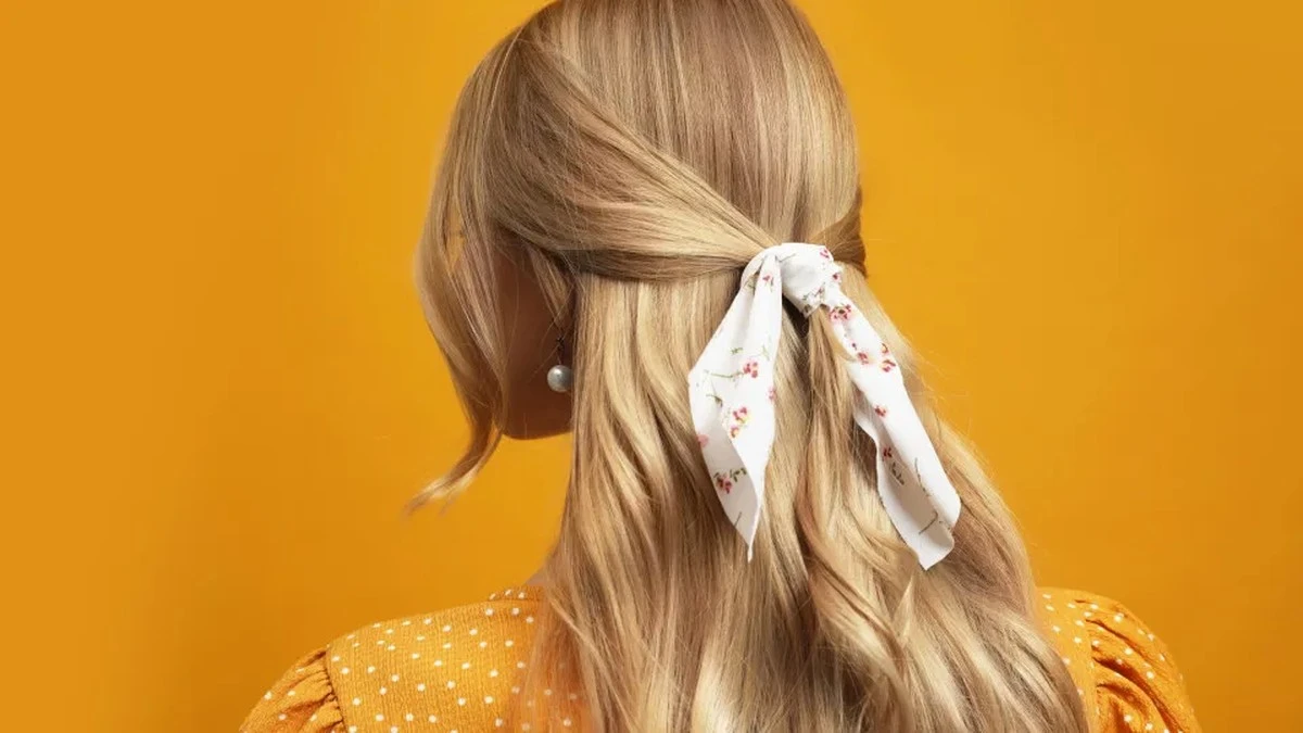 Dlaczego stylowe Polki coraz częściej wiążą jedwabną chustę na włosach zamiast czapki