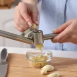 Dlaczego szefowie kuchni nigdy nie używają wyciskacza do czosnku? 4 rzeczy do wyrzucenia z domu