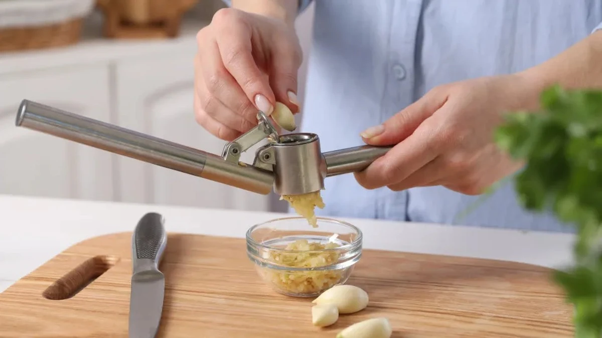 Dlaczego szefowie kuchni nigdy nie używają wyciskacza do czosnku? 4 rzeczy do wyrzucenia z domu