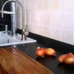 Dlaczego szefowie kuchni zawsze wkładają cebulę do zamrażarki na 15 minut