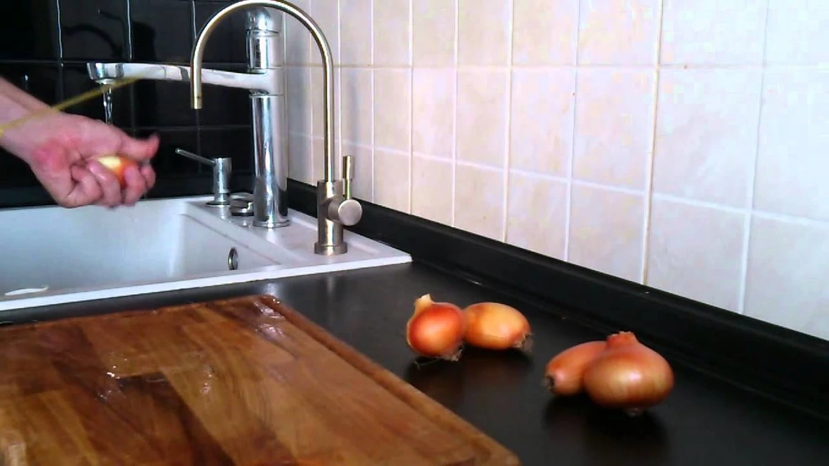 Dlaczego szefowie kuchni zawsze wkładają cebulę do zamrażarki na 15 minut