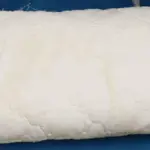 Dlaczego warto nałożyć pastę z sody na żółte plamy na poduszce