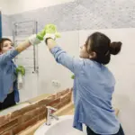 Dlaczego warto nałożyć odrobinę pianki do golenia na lustro w łazience