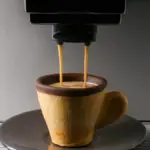 Dlaczego warto poczekać 45 minut z pierwszą kawą po przebudzeniu