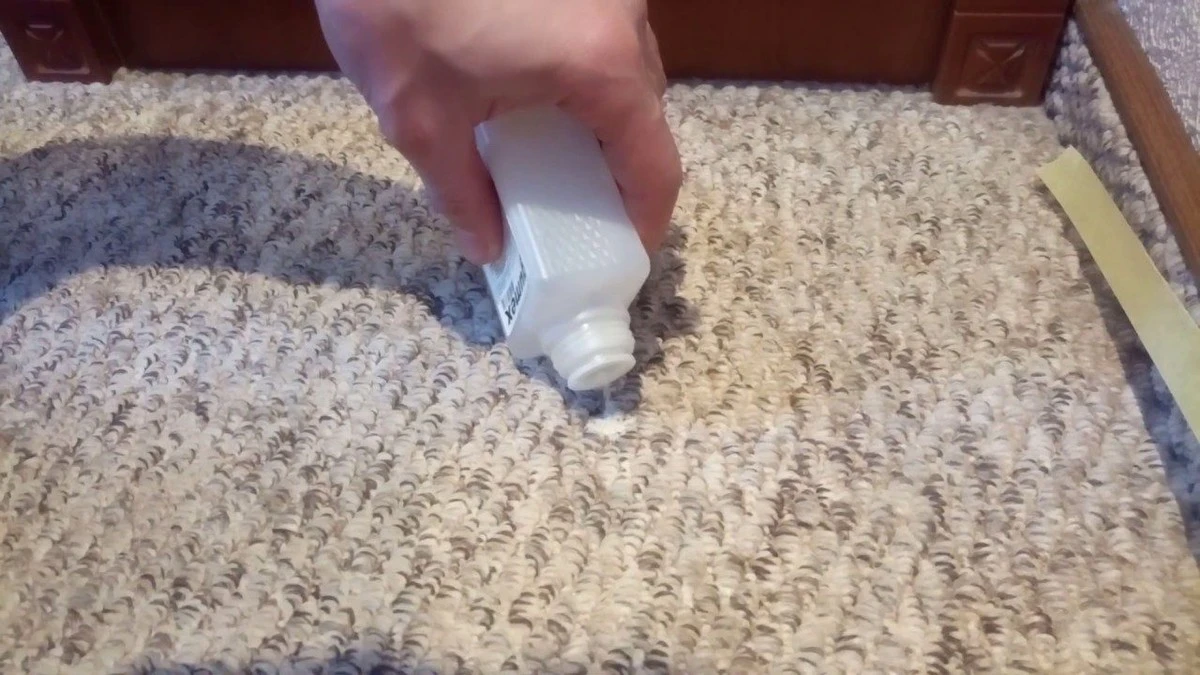 Dlaczego warto trzymać bezbarwną pomadkę w szafce z detergentami