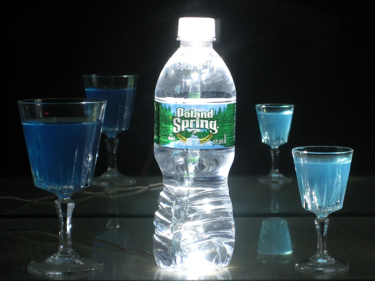 Dlaczego warto włożyć latarkę do butelki z wodą podczas braku prądu - image 1