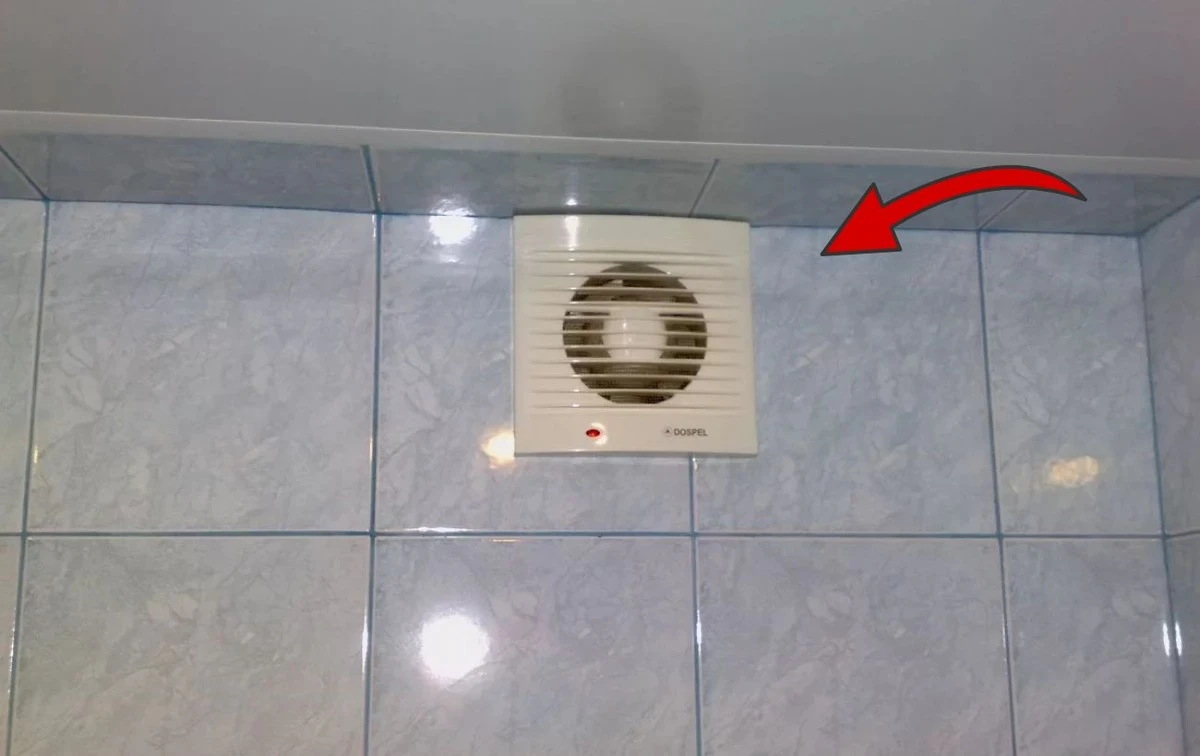 Dlaczego warto zostawić 5 cm luki w drzwiach do łazienki