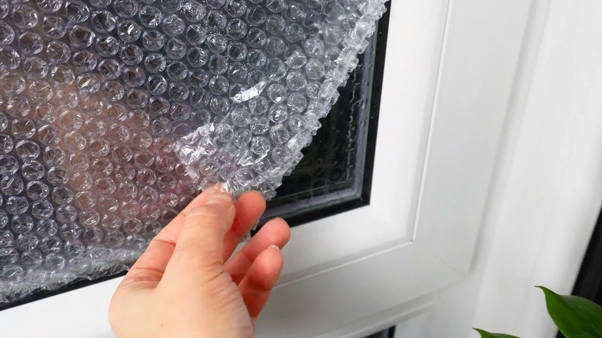 Ta bezbarwna folia na szybie: prosty trik na cieplejszy dom - image 1