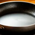 Ten biały osad na patelni zniknie: trik z sody i 1 składnika