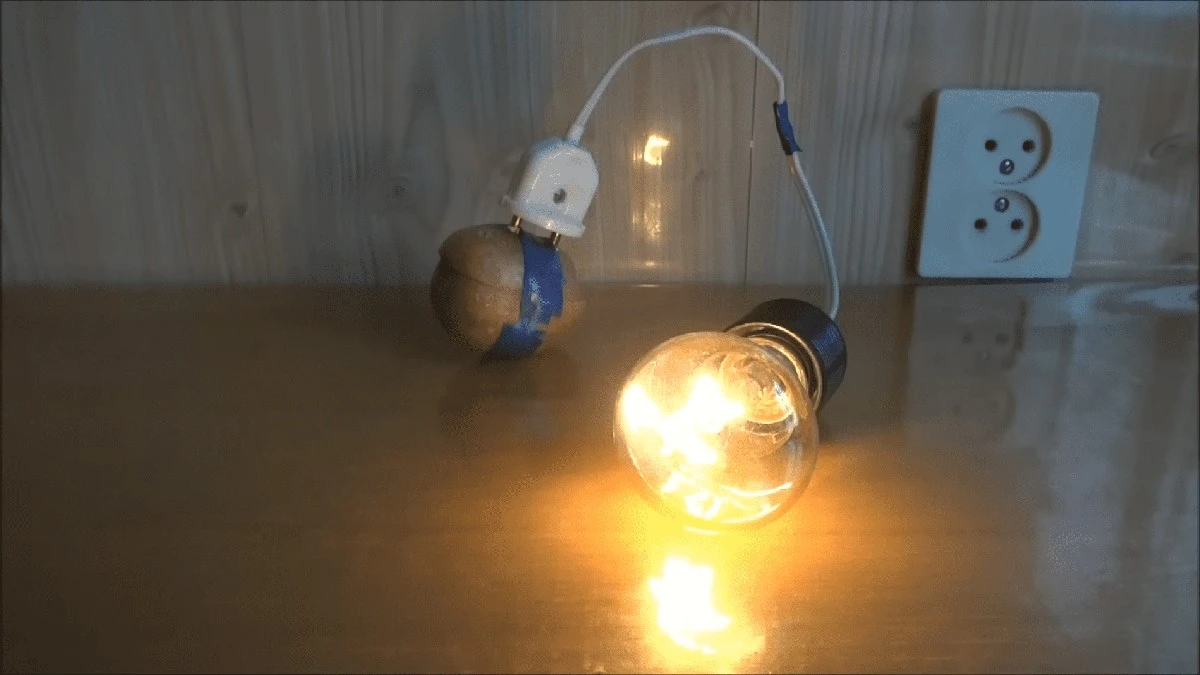 Ten trik z ziemniakiem i folią: dlaczego Polacy masowo go testują?