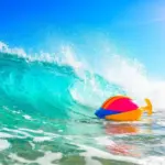 Wakacje 2026: 5 tanich kierunków na morze z dziećmi (Tabela)