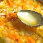 Złoty rosół jak w restauracji: jeden trik po wrzątku zmienia wszystko