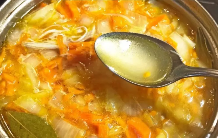 Złoty rosół jak w restauracji: jeden trik po wrzątku zmienia wszystko