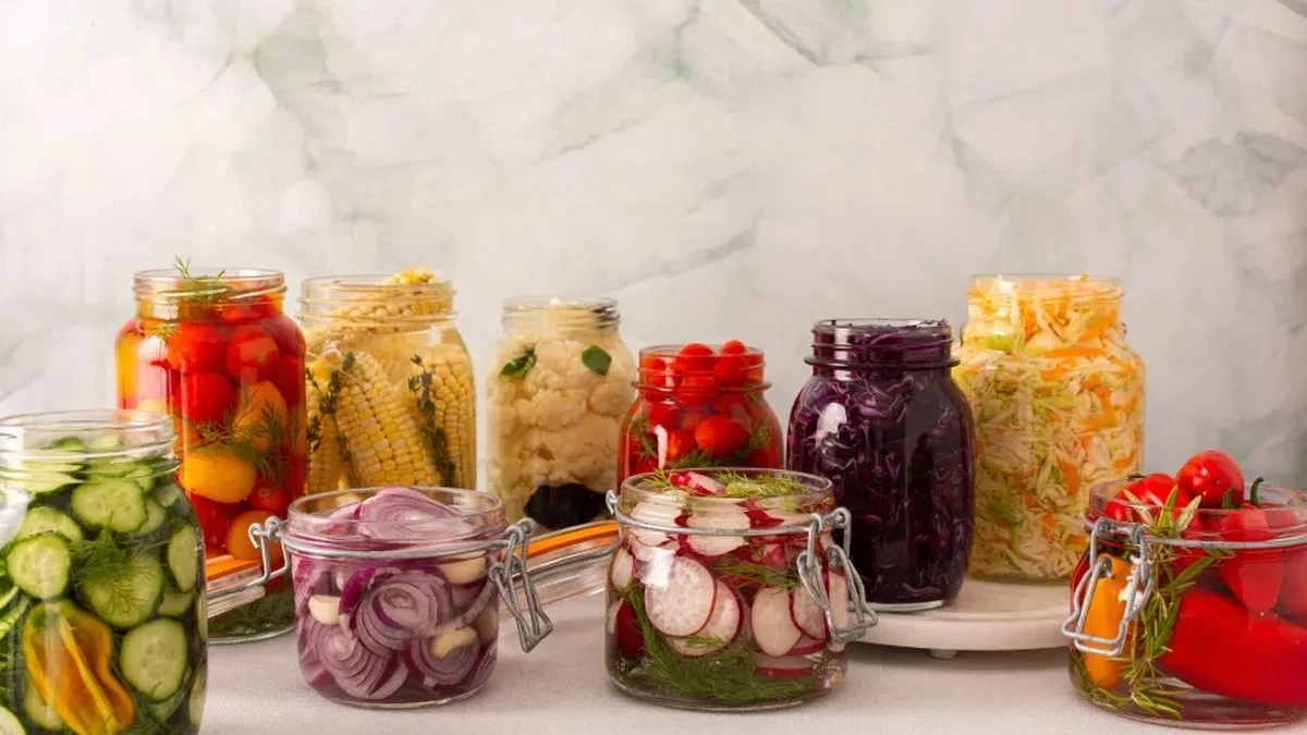 8 produktów fermentowanych, które naprawią Twoje jelita według ekspertów