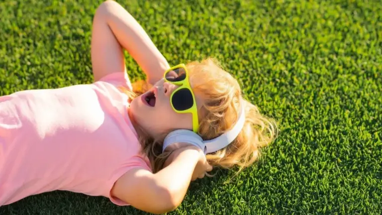 Co mówi o Twoim dziecku muzyka, której słucha w słuchawkach