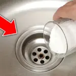 Dlaczego doświadczeni hydraulicy zawsze sypią sól do odpływu przed zalaniem go wrzątkiem