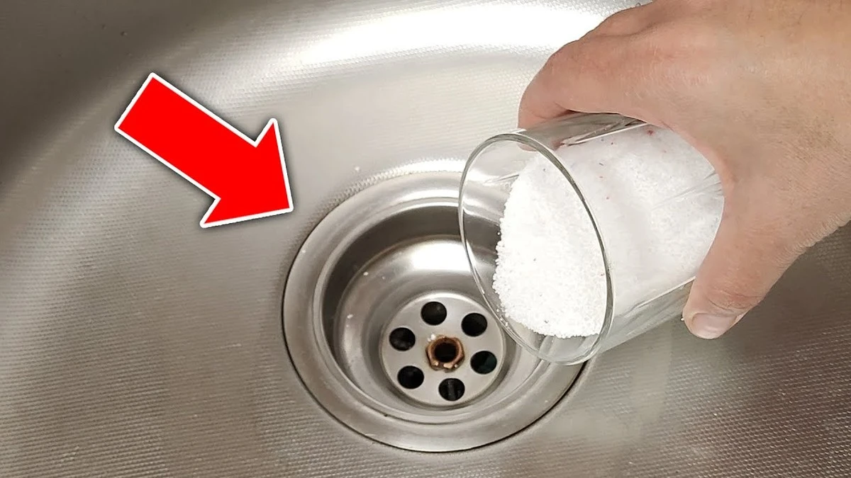 Dlaczego doświadczeni hydraulicy zawsze sypią sól do odpływu przed zalaniem go wrzątkiem