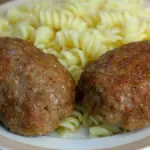 Dlaczego doświadczeni kucharze rezygnują z mąki do kotletów na rzecz skrobi