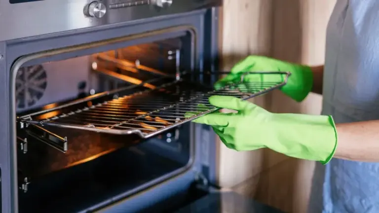 Dlaczego doświadczone gospodynie wkładają ruszty z piekarnika do wanny