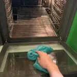 Dlaczego doświadczone gospodynie zawsze trzymają amoniak w apteczce blisko kuchni