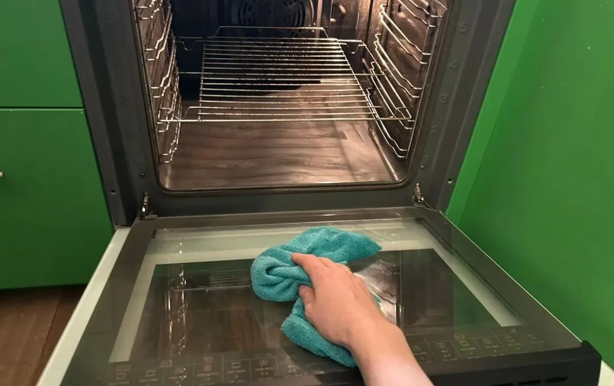 Dlaczego doświadczone gospodynie zawsze trzymają amoniak w apteczce blisko kuchni