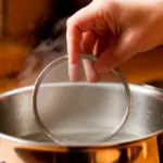 Dlaczego doświadczeni kucharze wkładają dorszlak do środka garnka zamiast do zlewu