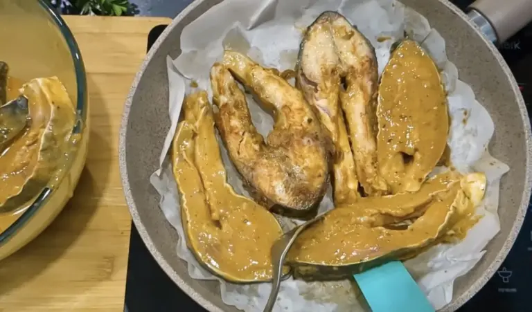 Dlaczego doświadczone gospodynie kładą arkusz pergaminu na patelni zamiast lać olej