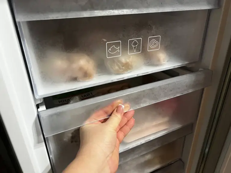 Dlaczego doświadczone gospodynie zawsze wkładają kostkę sera do zamrażarki