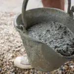 Dlaczego doświadczeni murarze zawsze wlewają wodę do betoniarki przed wsypaniem cementu