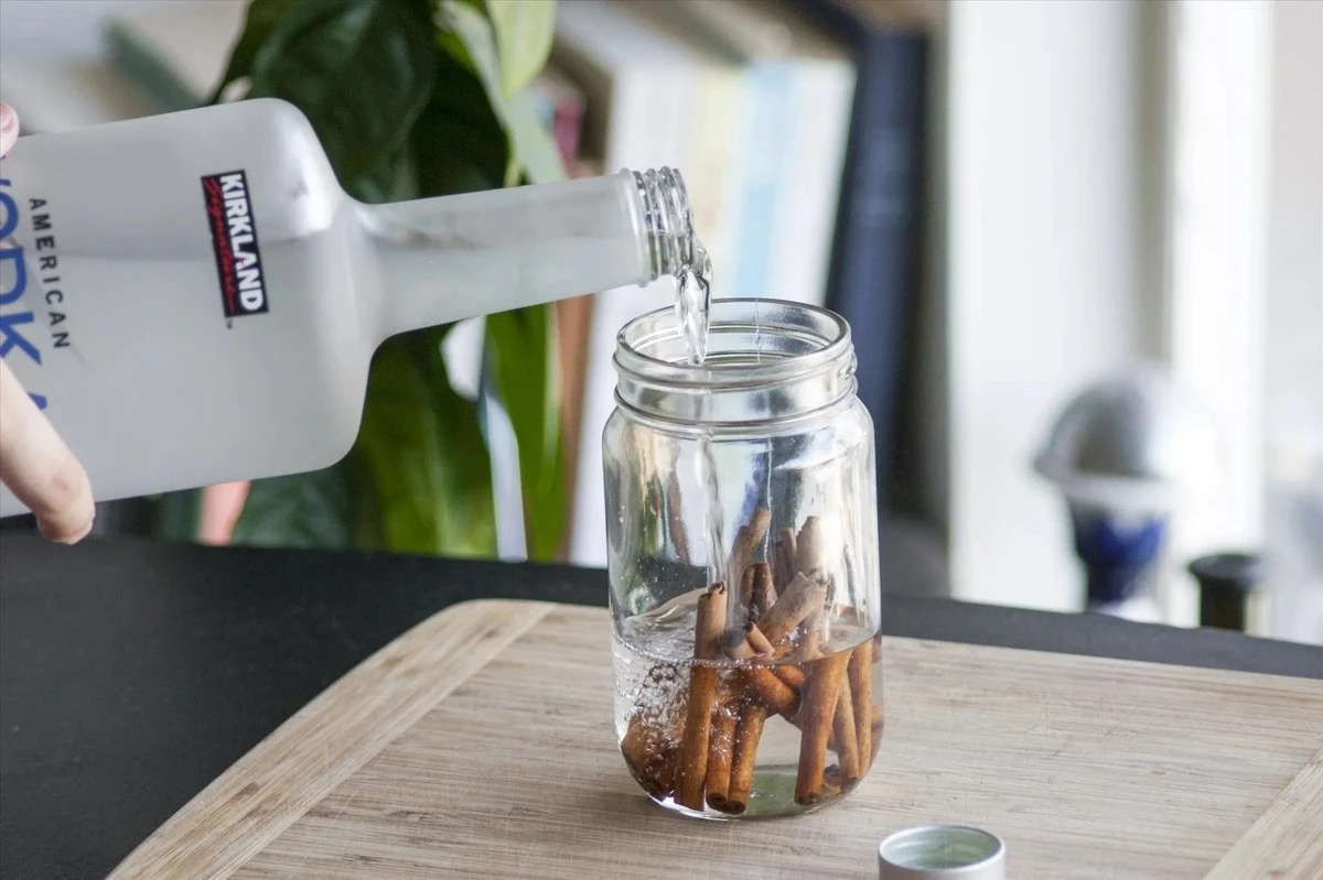 Dlaczego doświadczone gospodynie zawsze trzymają butelkę czystej wódki w szafce pod zlewem - image 1